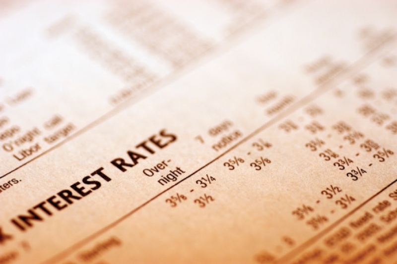 Rate Compression in Private Money